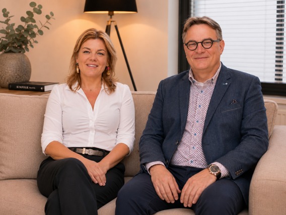 Saskia en Richard samen op de bank tijdens relatiecoaching bij Spreekhuys
